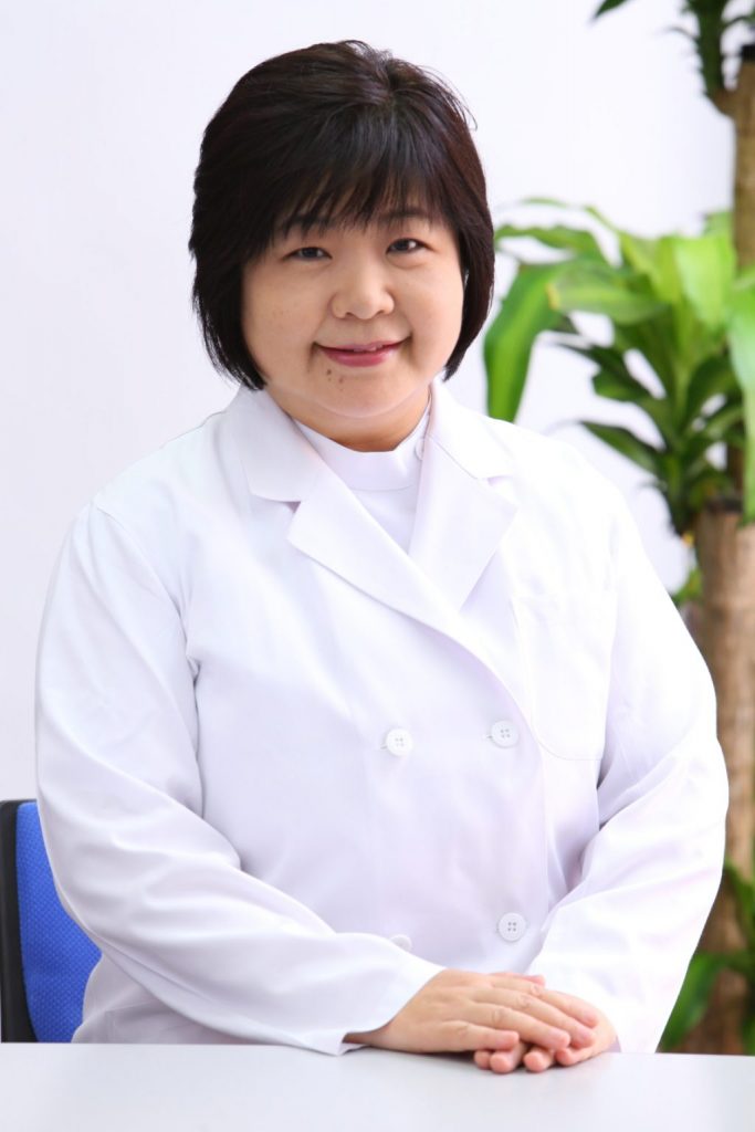 椎野先生が正面を向いて笑顔で座っている画像