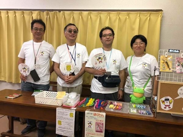イベントではくたんストラップを販売する制作委員会のメンバー