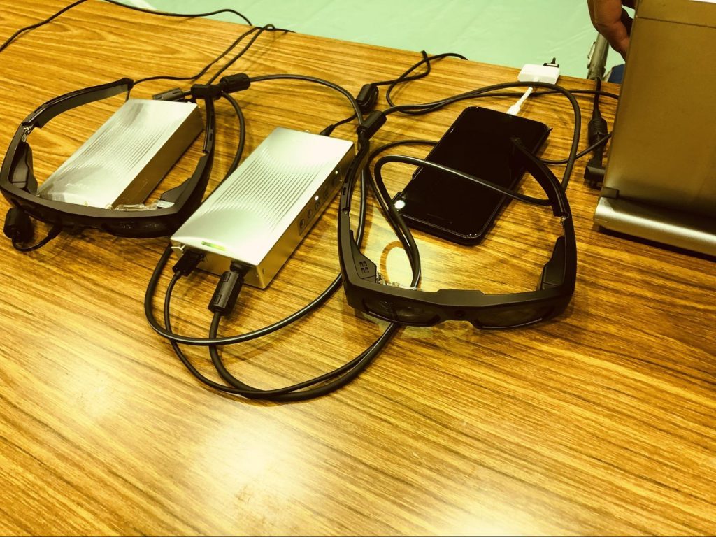 QDレーザの眼鏡が3個机の上の置かれている画像