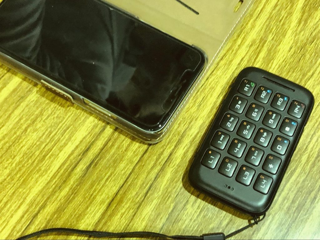 リボツーとスマホが並んで置かれている画像