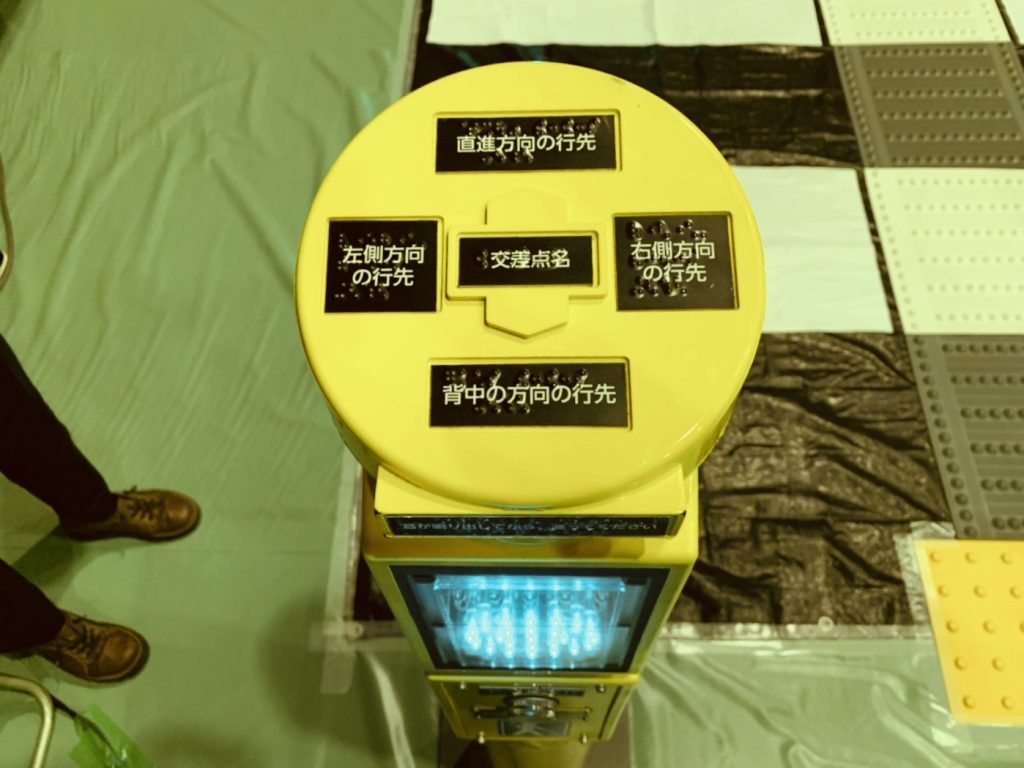 胸の高さくらいのポール型信号機の画像