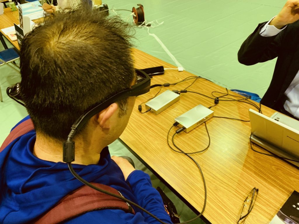 QDレーザを実際に体験する渡辺さん