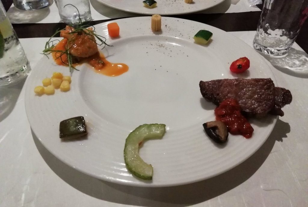お皿の周りに料理が乗っている画像