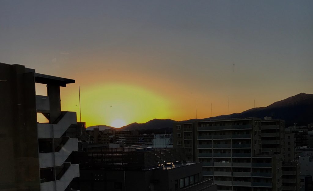 夕日が沈んでいる画像