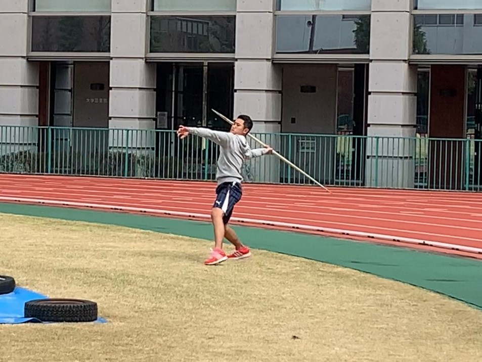 陸上競技場でフォームを確認しながら練習する若生くん