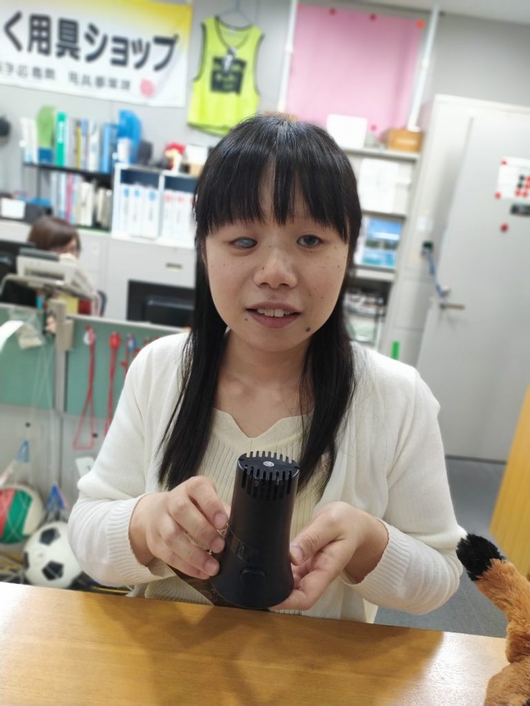 セーフティチャッカを手に持つ上田喬子さん
