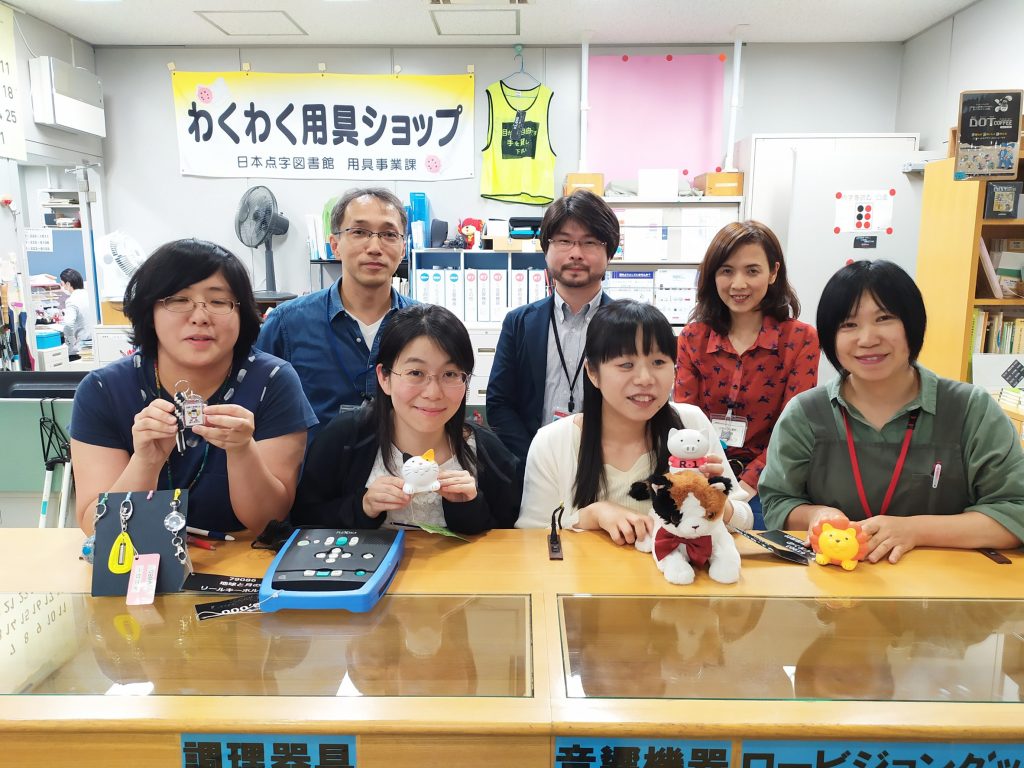 わくわく用具ショップのカウンターで職員さんが集まっている集合写真