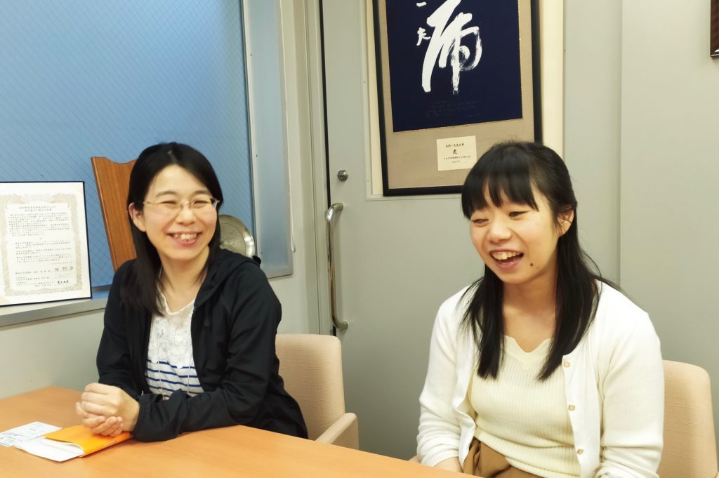 会議室で笑顔で話をする近藤瞳さん(左)と上田喬子さん