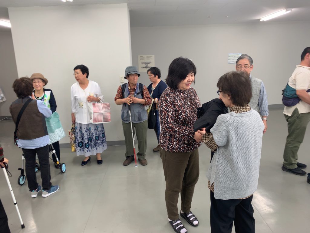 患者さんと笑顔で話をする椎野先生