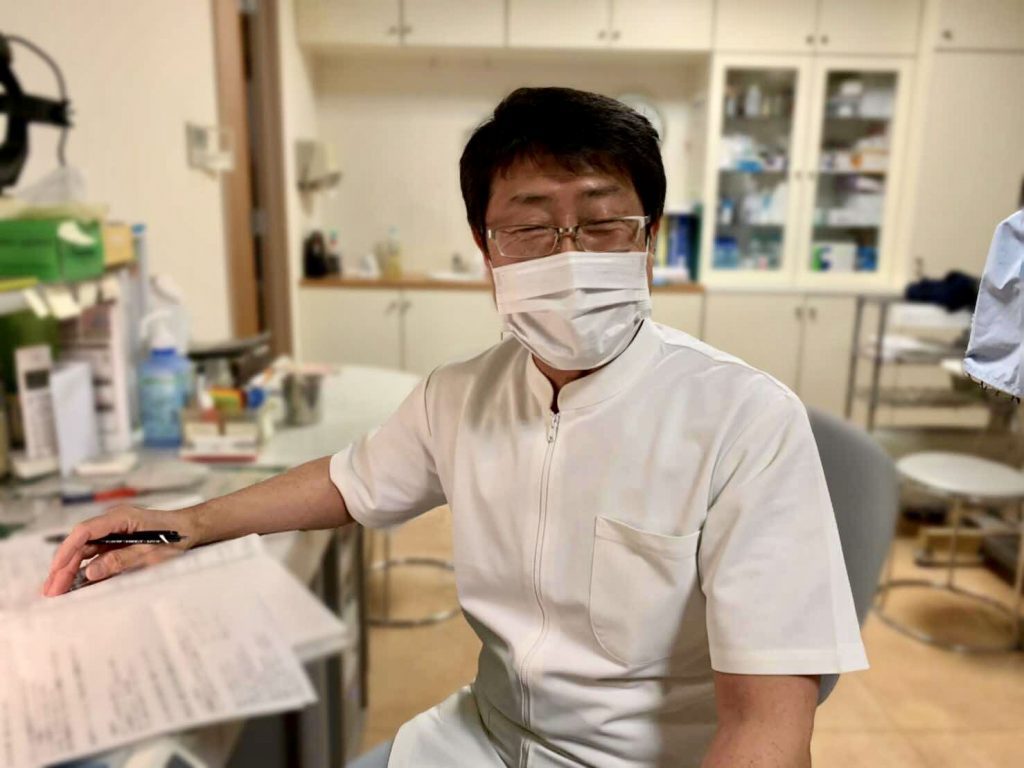 前田先生が診察室で笑顔で座っている画像