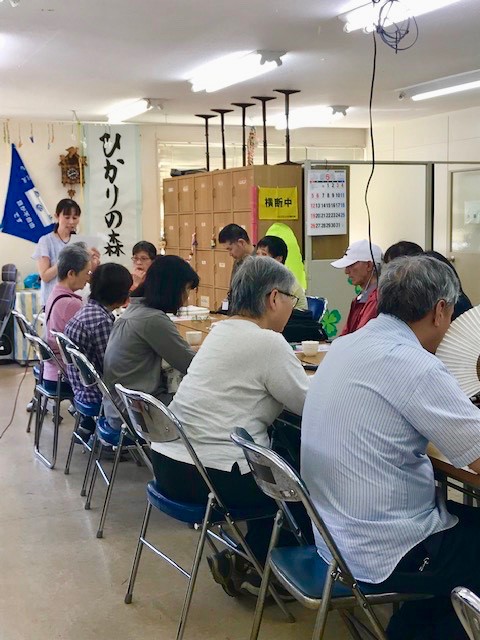 白杖講習会にて参加者が机に座って講義を受けている画像