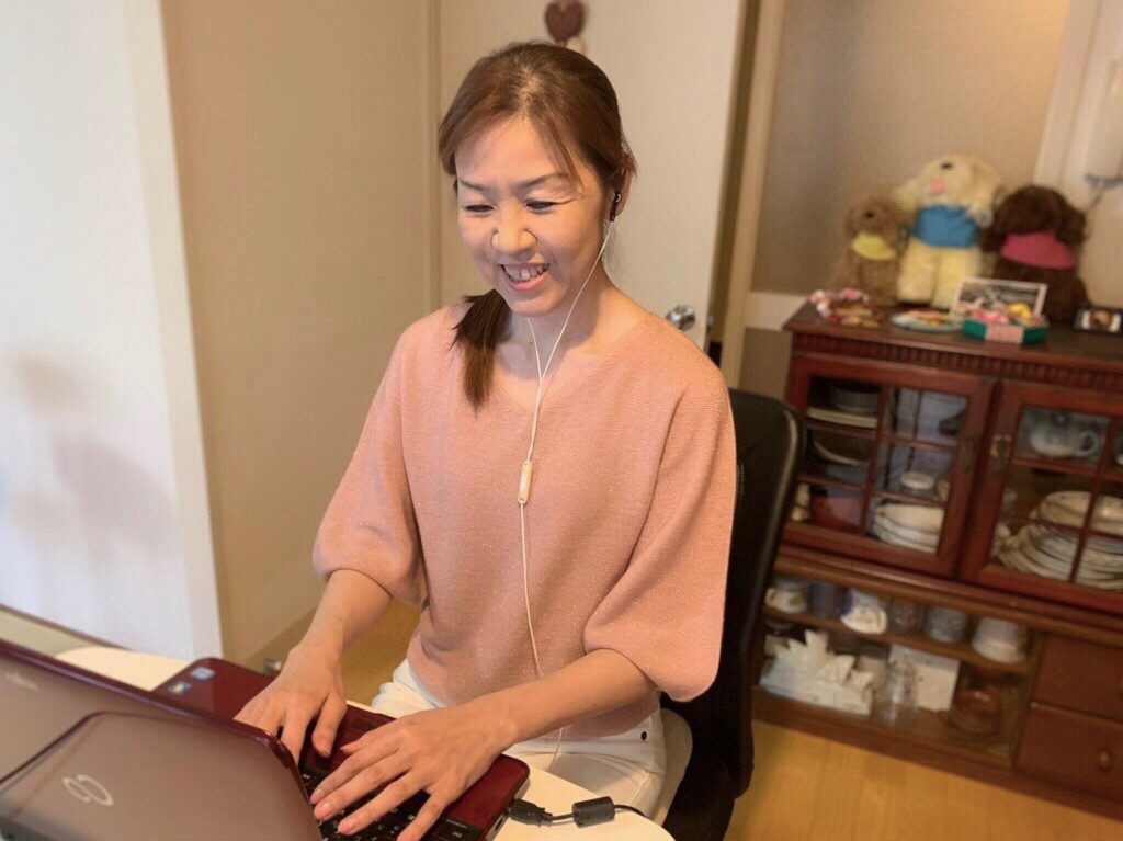 家の中でパソコンを操作する小林さん