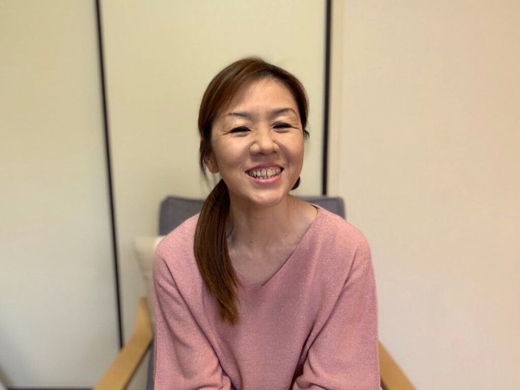笑顔でインタビューに答える小林さん