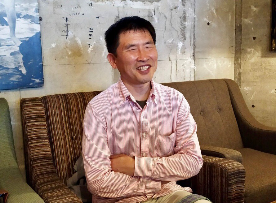 軽く腕を組みながらお話する大川さん