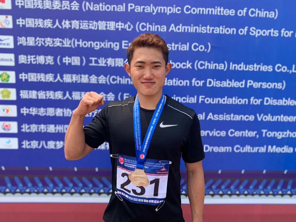 北京グランプリの表彰式後、若生くんが1人でガッツポーズしている画像