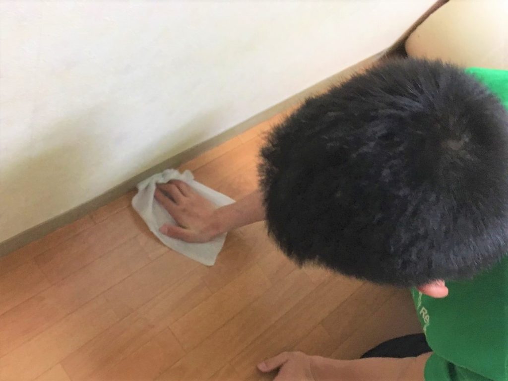 山口りょうがくんがぞうきんでフローリングを拭いている画像