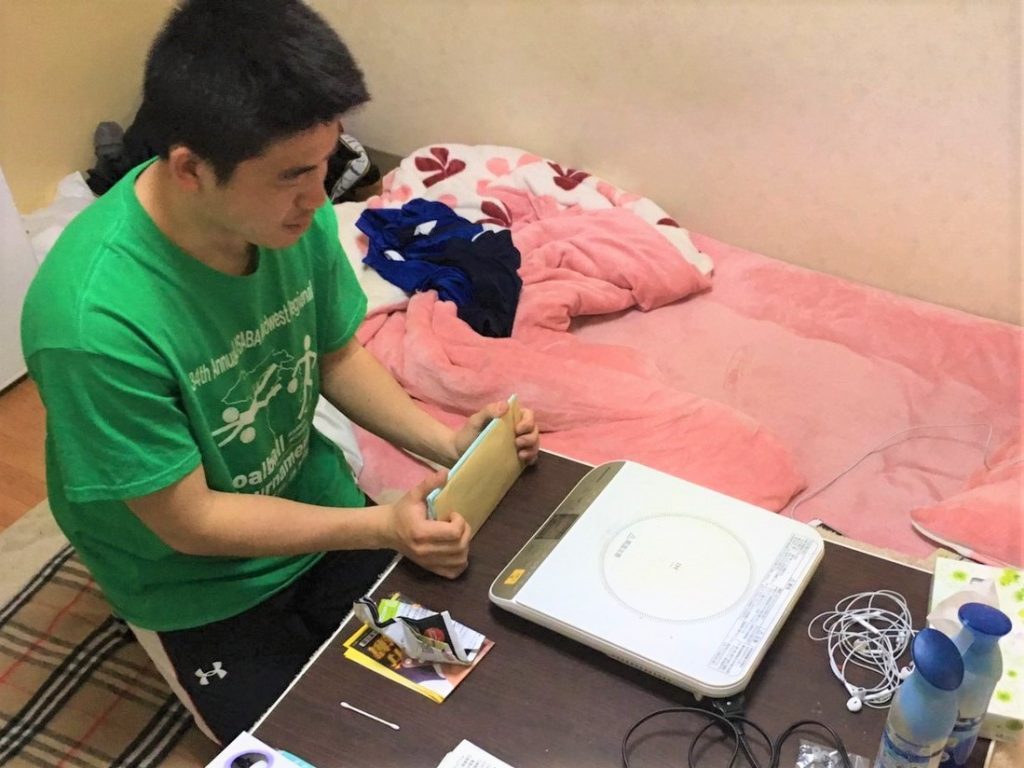 山口りょうがくんが机の上を整理整頓して、書類をそろえている画像