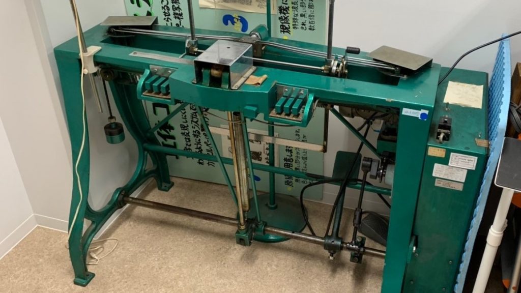 はたおり機のような形の亜鉛版の専用製版機を撮影した画像。