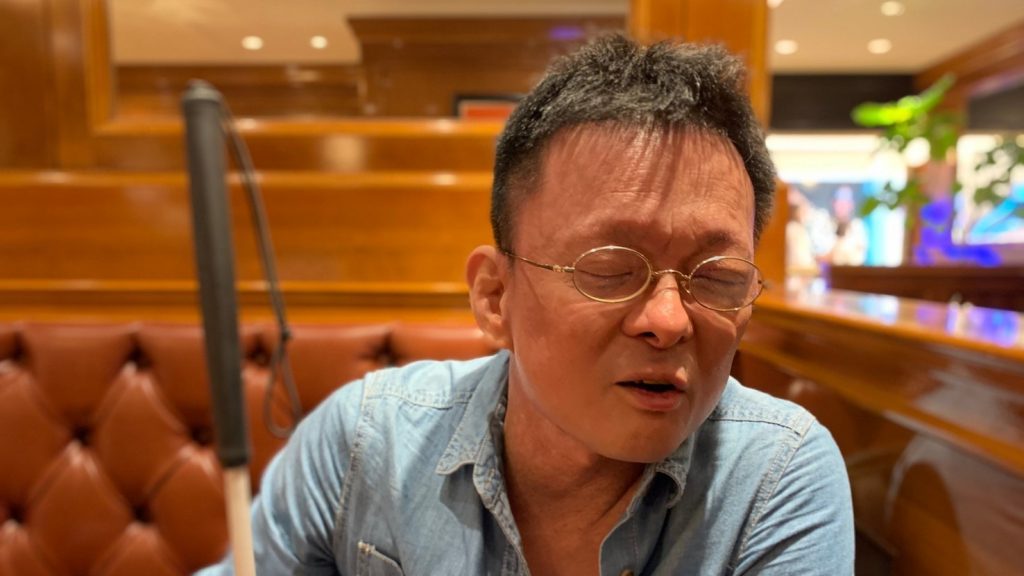 お話する市川さんを正面から撮影した画像