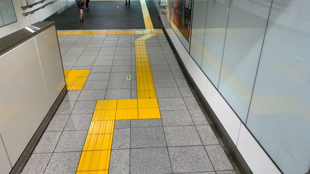 駅構内の通路に点字ブロックが敷設されている画像