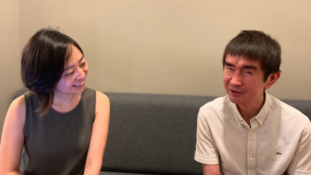 広報の脇本さんと瀬戸さんが談笑している画像。