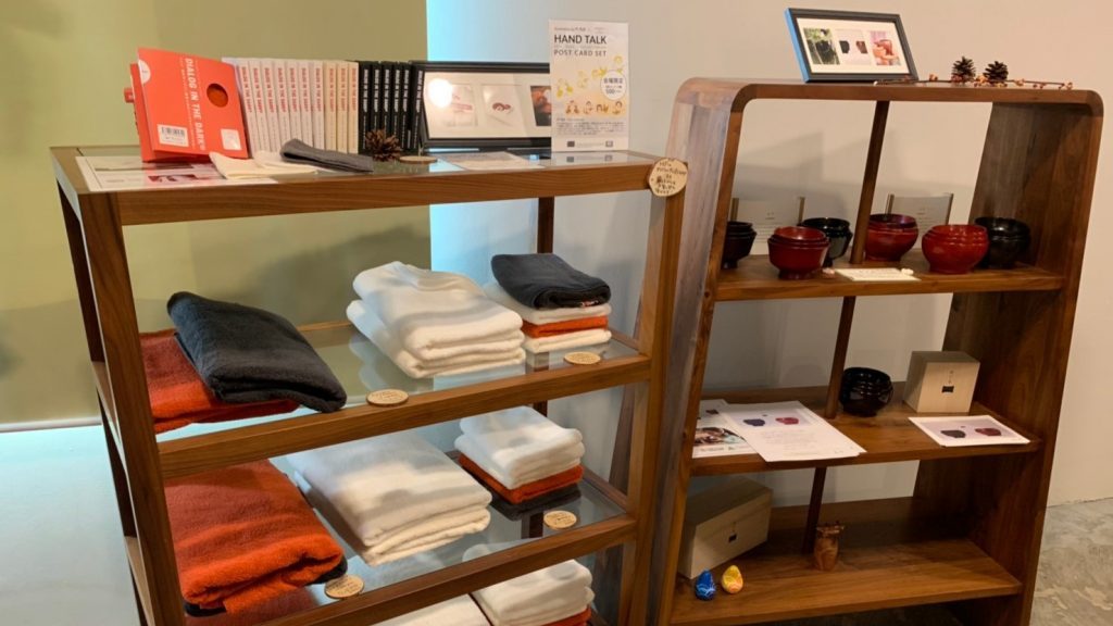 会場の中で、商品を並べている棚を撮影した画像。