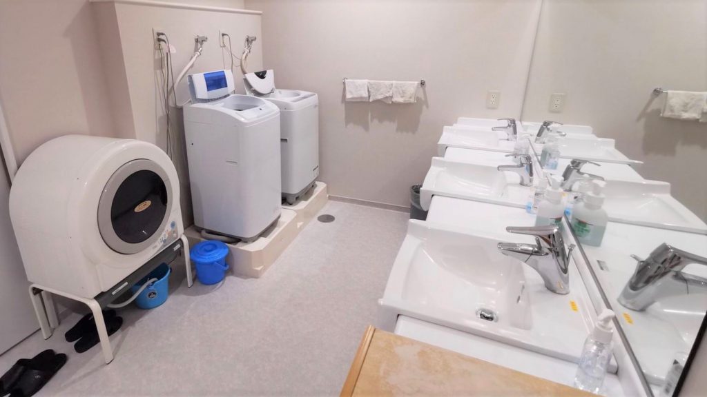 洗濯機と乾燥機と洗面台が並んでいる画像