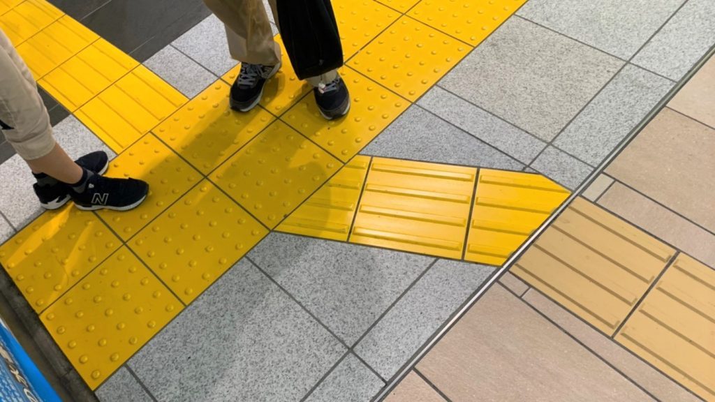 点字ブロックが斜め45度に曲がり、すぐに真っ直ぐに戻っている画像。