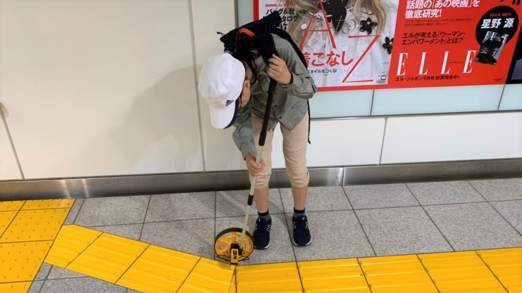 ロードカウンターのメモリを読んでいるボランティアさんの画像