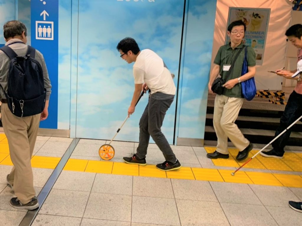 駅構内で現地調査をするボランティアさんの画像