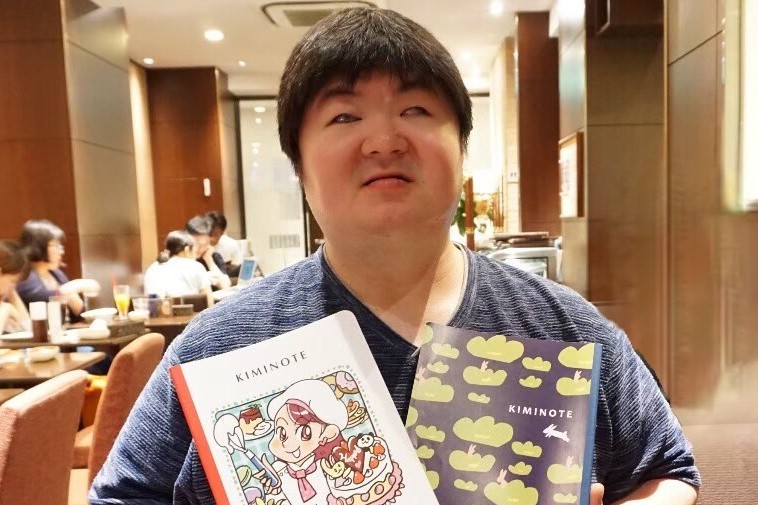 伊敷さんが、きみのてを持っている笑顔で写っている画像。