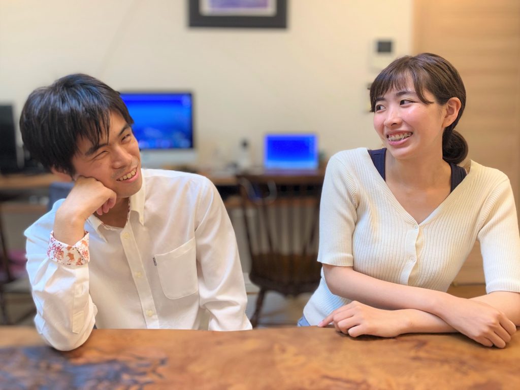 安藤さんと浅野さんが向き合って笑顔で話をしている画像。
