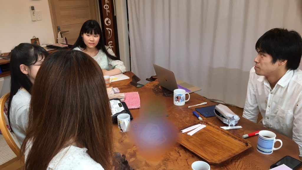 当事者のメンバー数名と一緒に議論している画像。