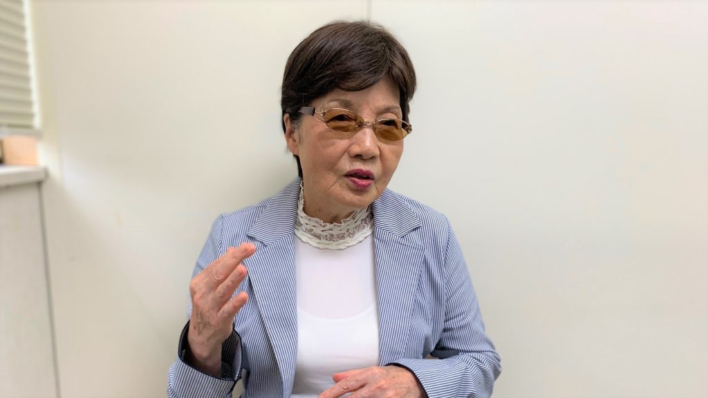 松田さんがジェスチャーを交えながらお話をする画像。
