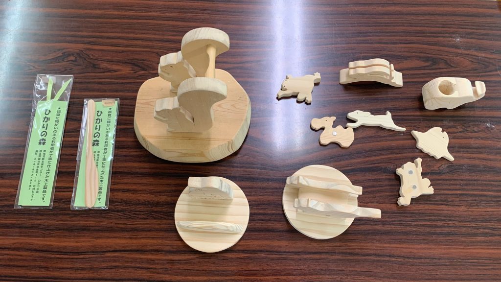 木工制作でできた製品を並べて撮影した画像。