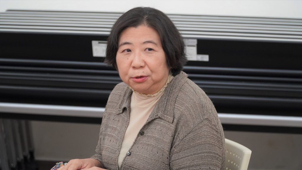 参加者がにこやかな表情で話を聞いている画像。