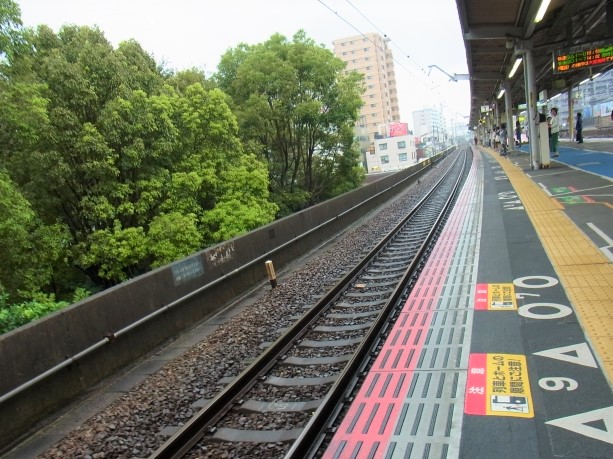 ホームドアがない駅のホームを撮影した画像。