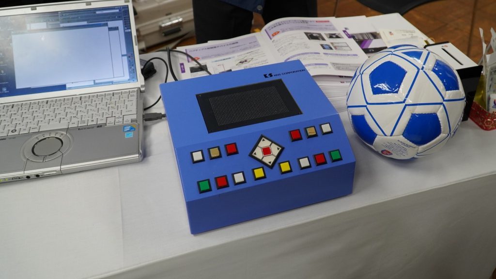 点図ピンディスプレイとブラインドサッカーのボールが並べて置かれている画像。