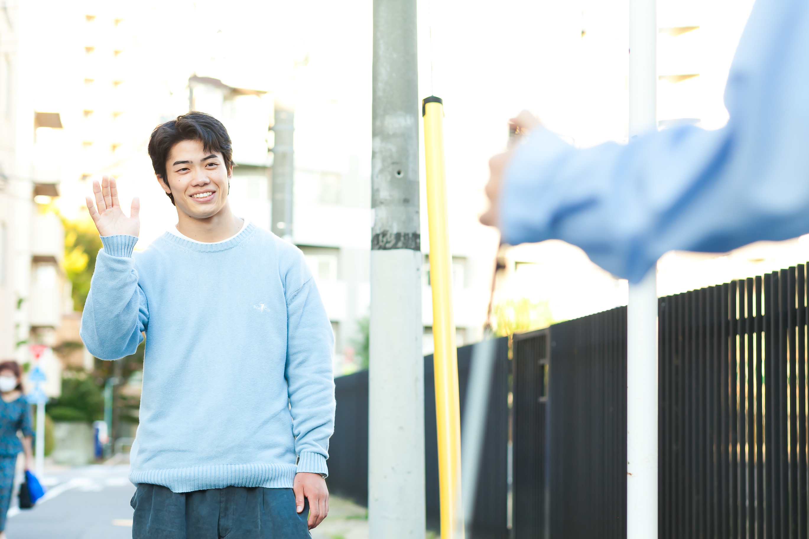 男性ヘルパーが視覚障害者に声をかけている様子