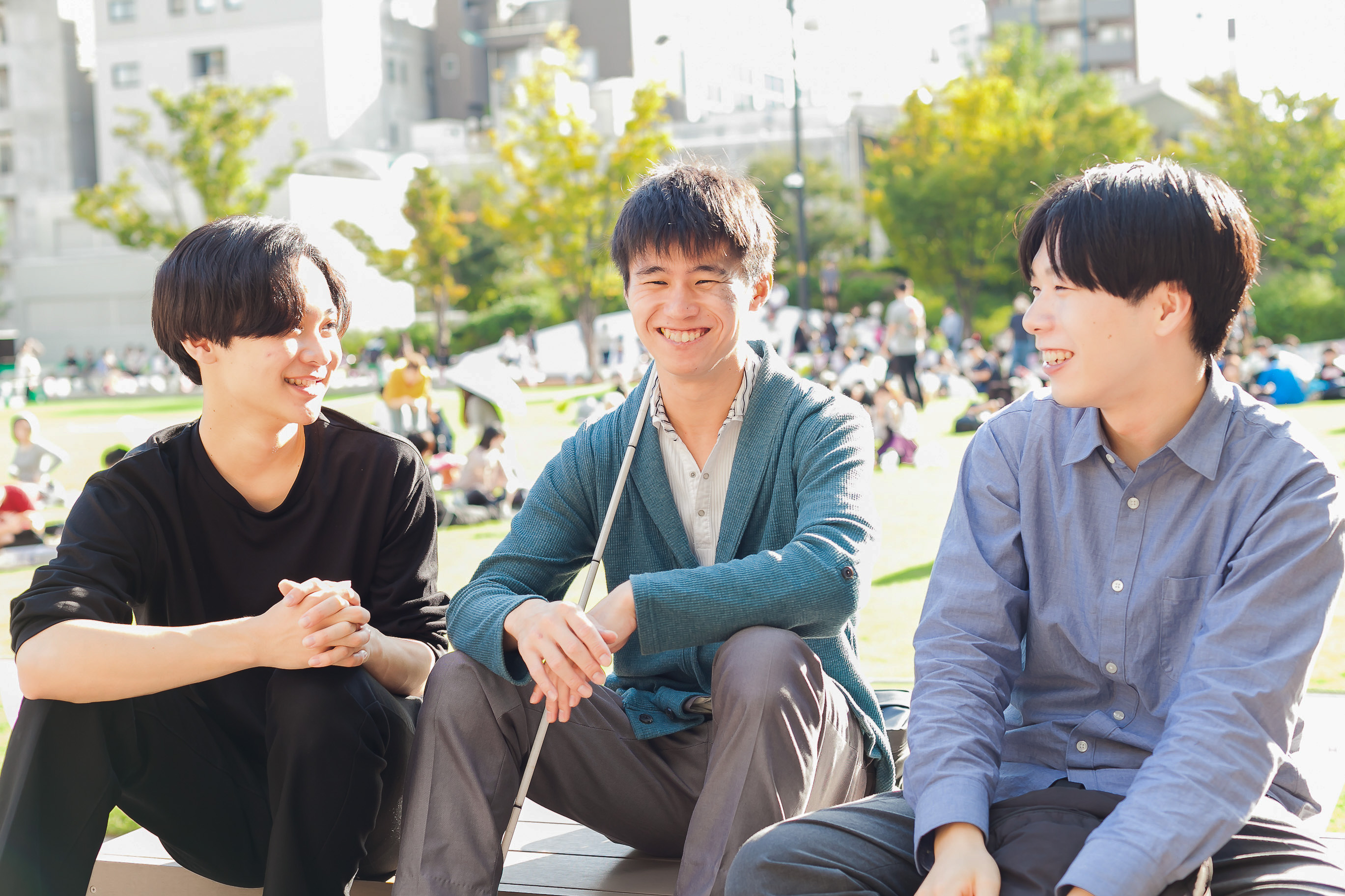 男性三人が談笑している様子