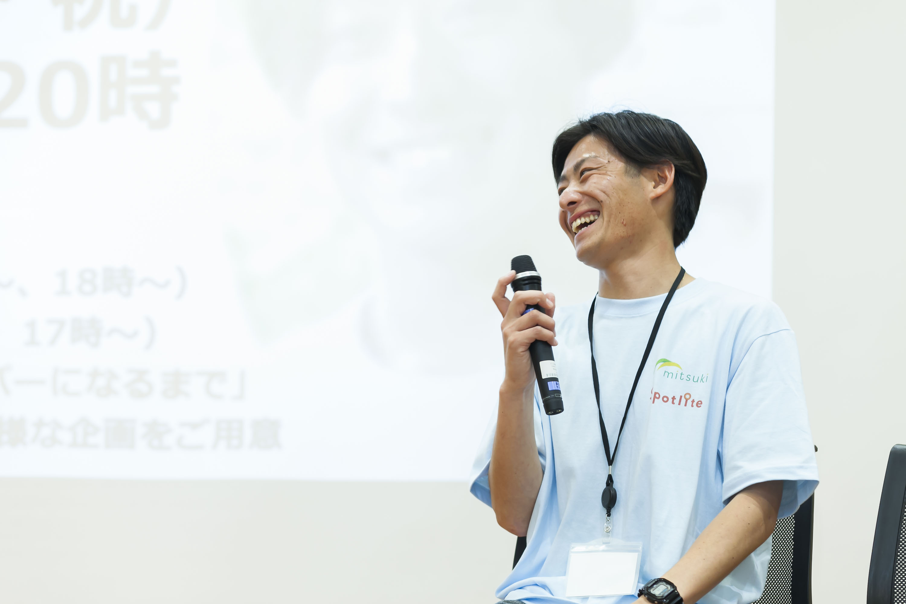 イベント会場で、男性スタッフを持っている様子