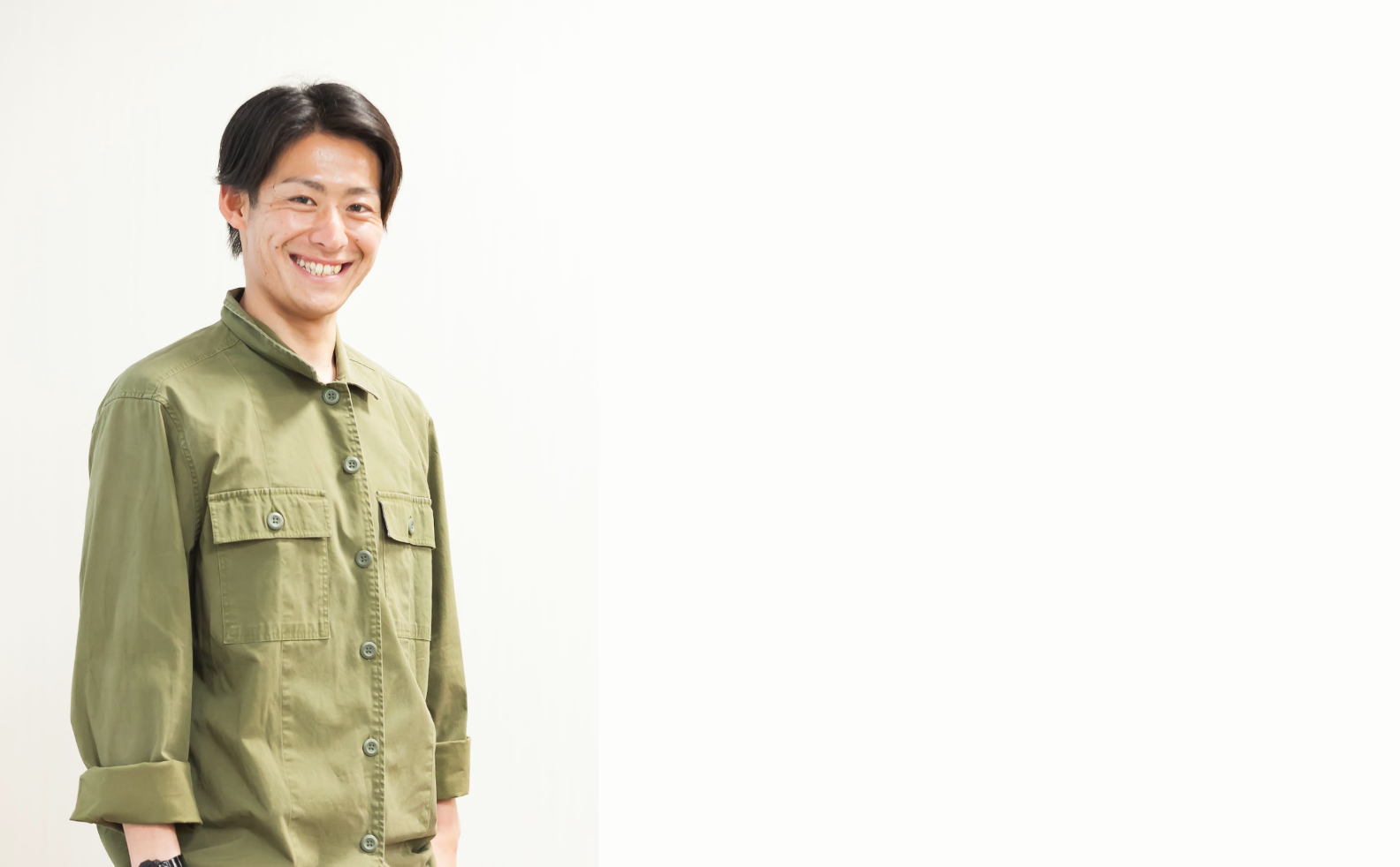 屋外で正面を向いて立っている、同行援護事業所みつき サービス提供責任者の野口勇太