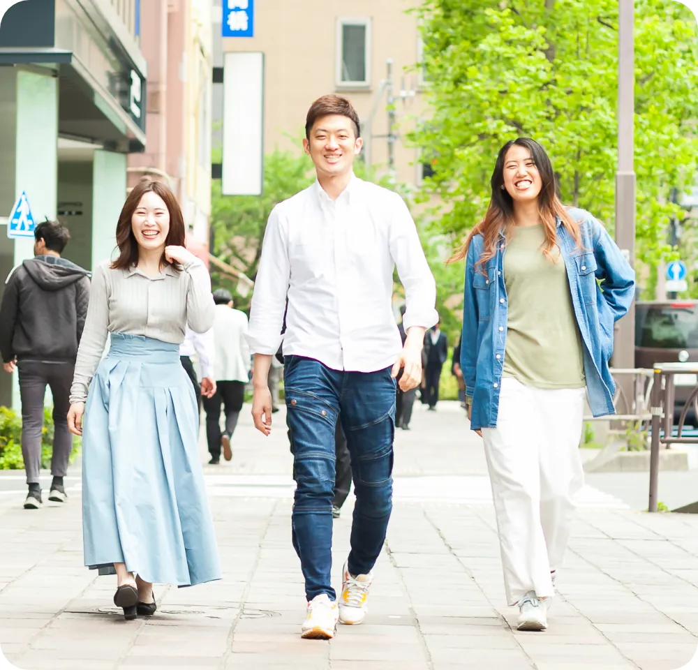 屋外を歩く三人の様子