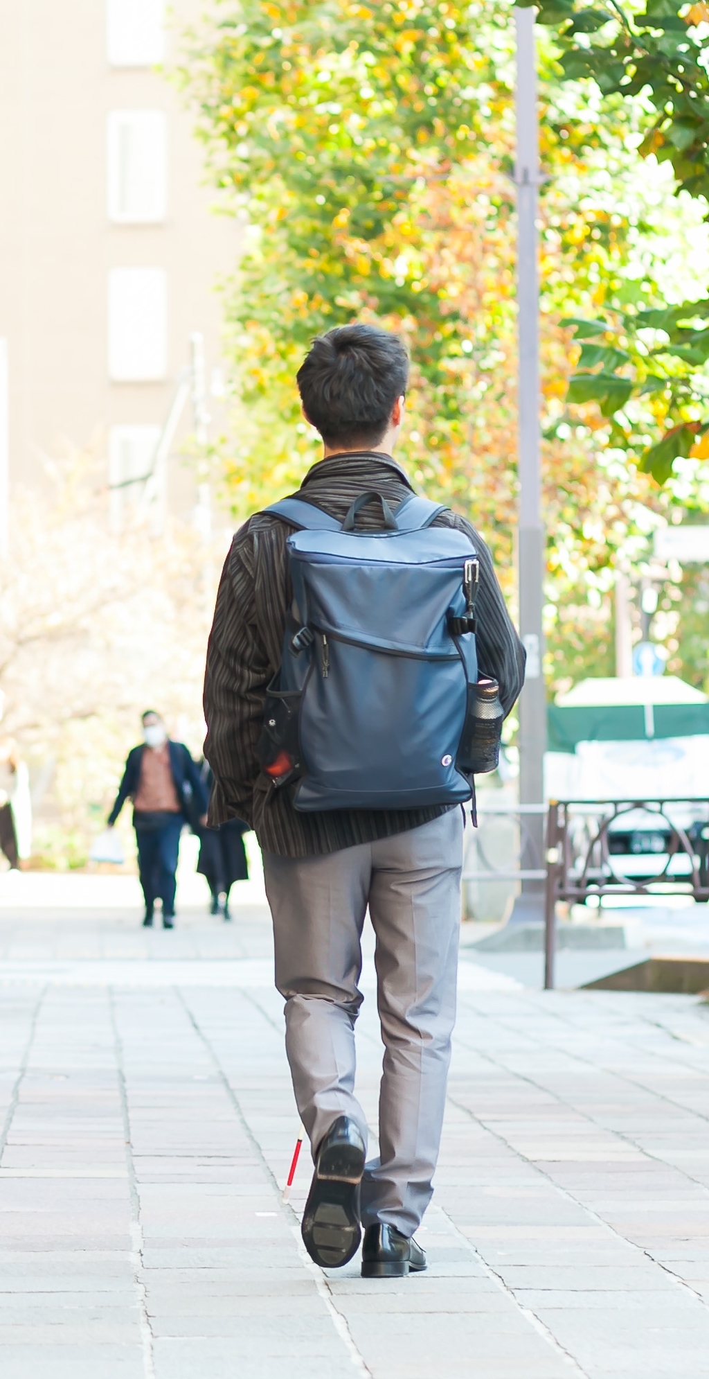 リュックを背負った男性の後ろ姿