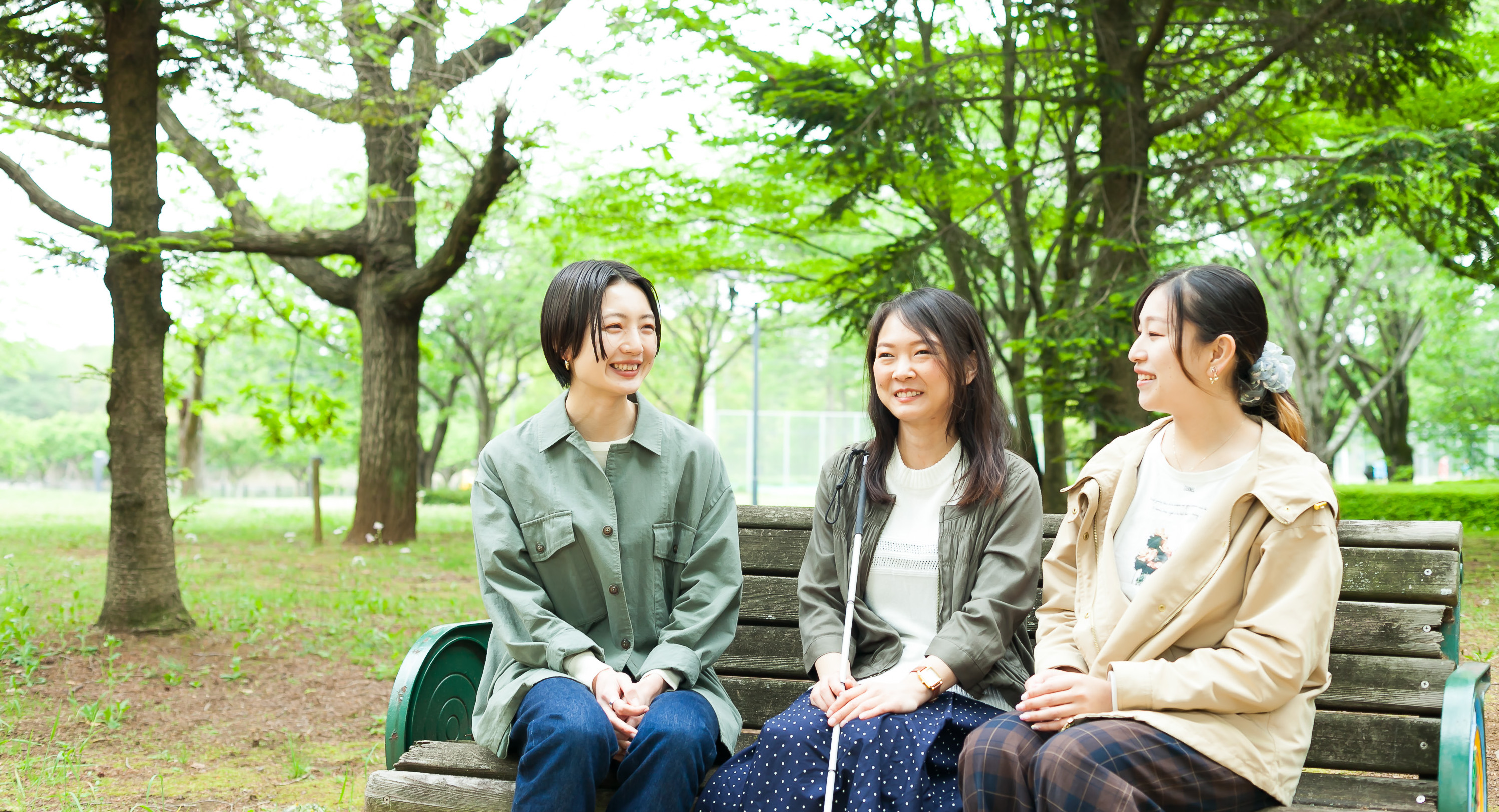 女性が３人ベンチに座っている画像