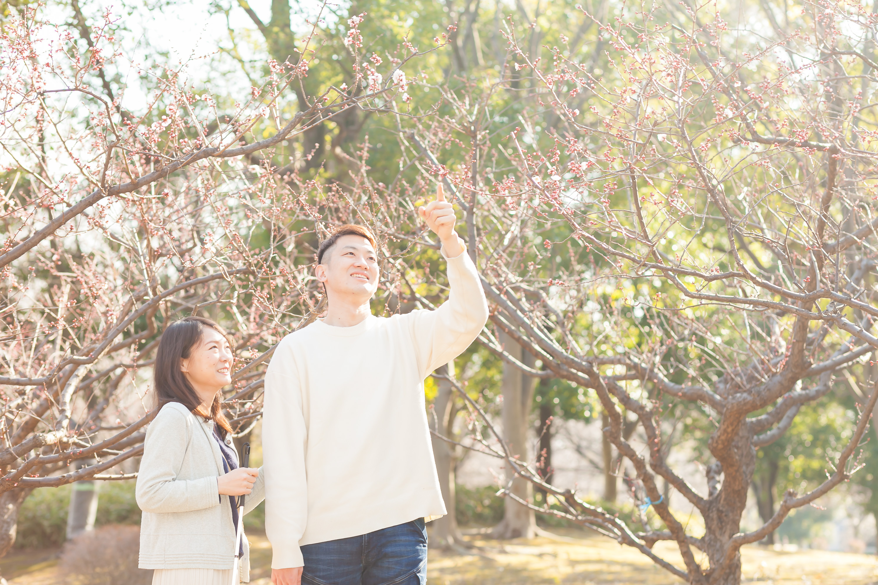 女性2人が、公園の真ん中で歩く写真