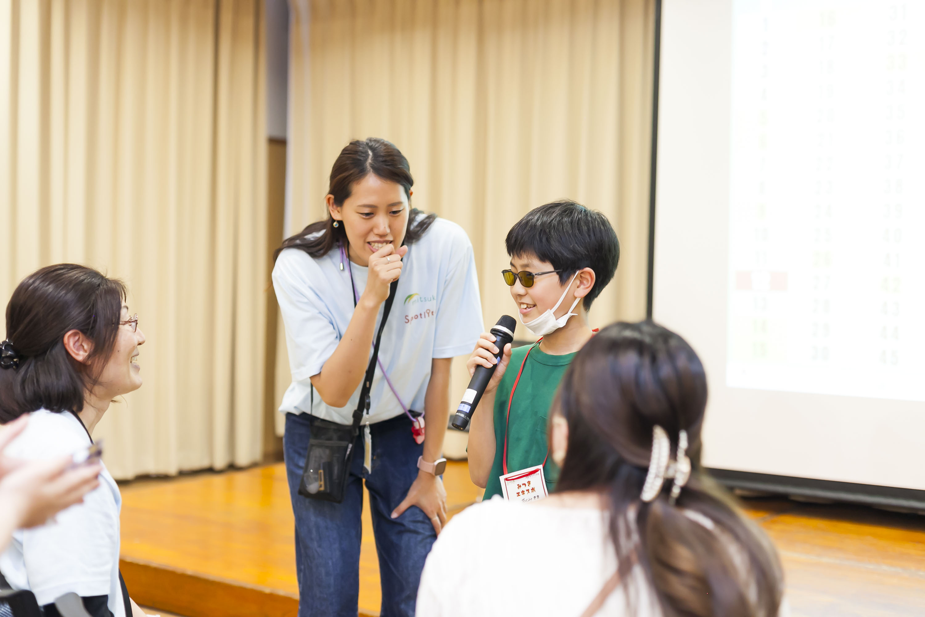 代表を中心に３人で写っている写真