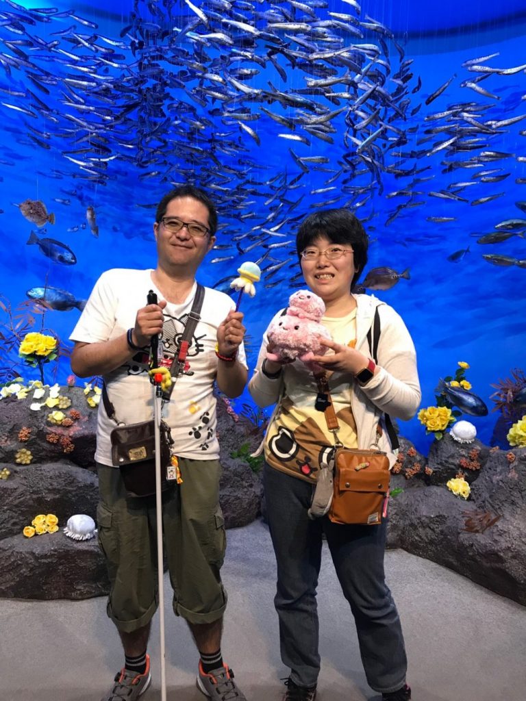 水族館で彼と一緒に記念撮影をする下田ゆかりさん