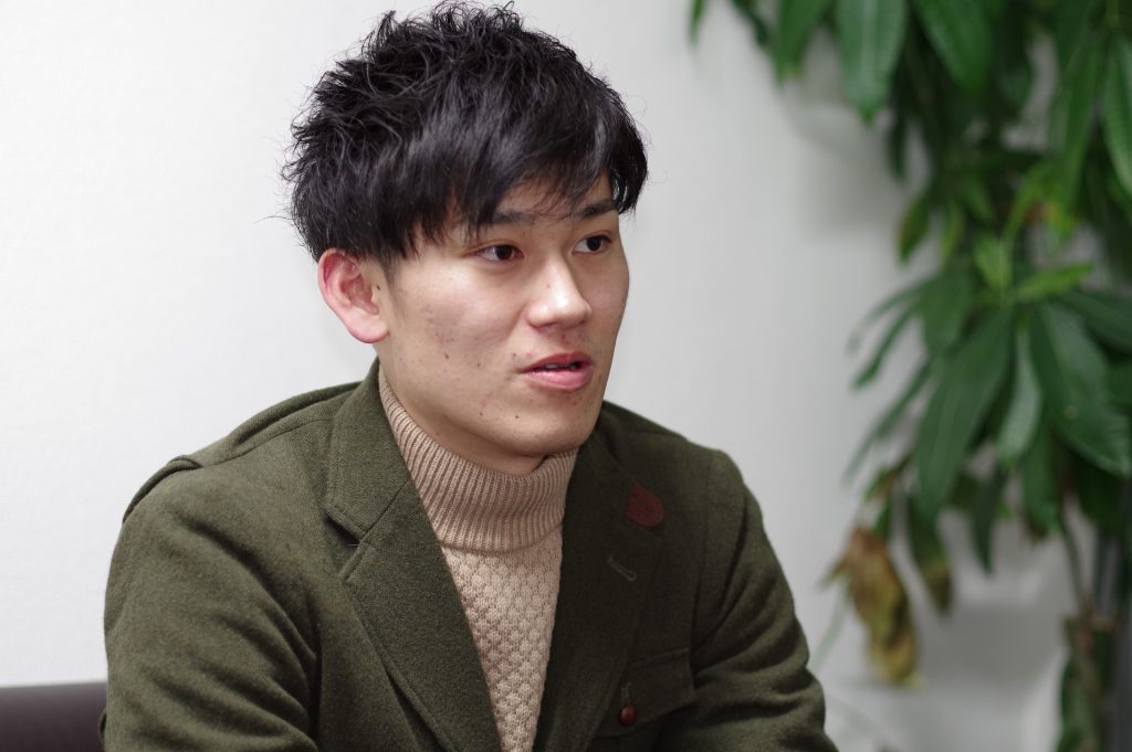 みやじきこうじさんが話をしている様子を正面から撮影した画像。