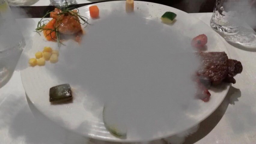お皿の真ん中が見えずに周りの料理が見えている画像。